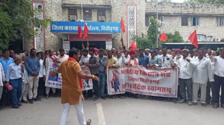 नई अफीम नीति किसान हित में बनाने को लेकर किसान संघ ने प्रधानमंत्री मोदी के नाम प्रदर्शन कर सौंपा ज्ञापन