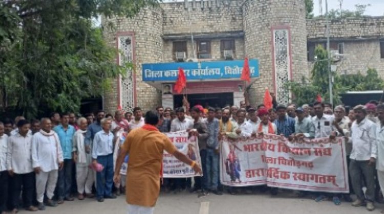 नई अफीम नीति किसान हित में बनाने को लेकर किसान संघ ने प्रधानमंत्री मोदी के नाम प्रदर्शन कर सौंपा ज्ञापन