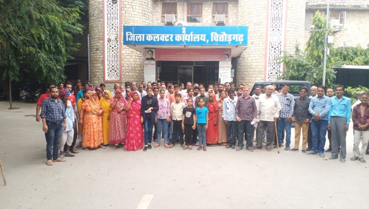 अवैध चोथवसूली को लेकर युवक पर किया प्राणघातक हमला कुमावत समाज एवं ग्रामीणों ने कलेक्ट्रेट पर प्रदर्शन कर लगाई न्याय की गुहार।