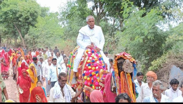 राज्यमंत्री जाड़ावत ने किया 70 लाख की सड़क का शिलान्यास, ग्रामीणों ने ऊंट पर बिठाकर गाजे बाजे के साथ सभा स्थल पहुंचाया।