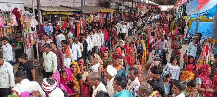 श्री शनिदेव के दर्शन के लिए लगीं लम्बी कतारें ।