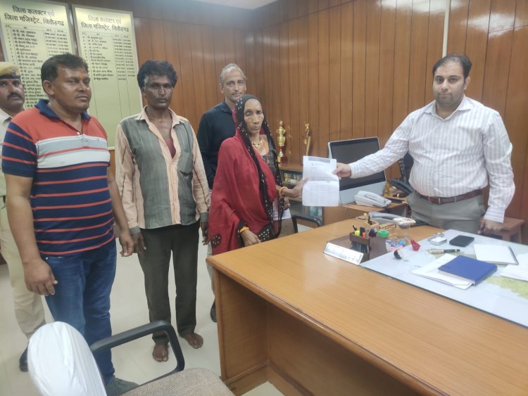 मुख्यमंत्री चिरंजीवी दुर्घटना बीमा योजना में ग्राम पंचायत पावली की श्रीमती घिसी बाई बैरवा को जिला कलेक्टर महोदय के द्वारा लाभ दिलवाया गया