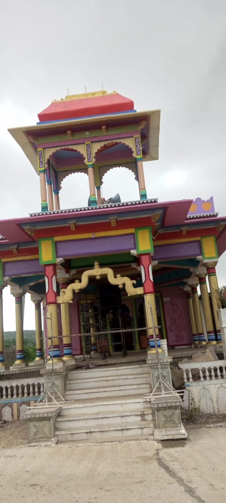 गुदलपुर गांव में चार भुजा मंदिर जलझूलनी एकादशी मंदिर रंग-रोगन तैयारी करते हुए