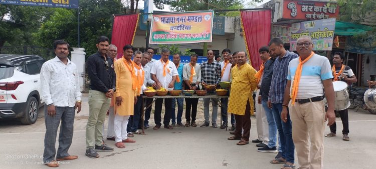 चंदेरिया में हर हर महादेव के गुंजे जयकारें, भाजपा कार्यकर्ताओं ने कांवड़ियों पर पुष्प वर्षा कर स्वागत किया।