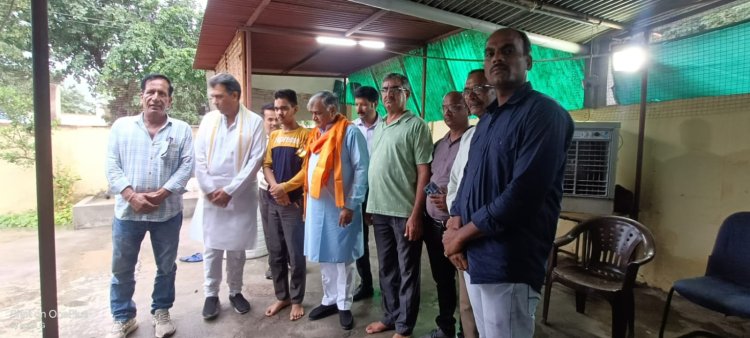चंदेरिया में प्रवासी विधायक दुर्लभ भाई पटेल का भाजपाइयों ने किया स्वागत।