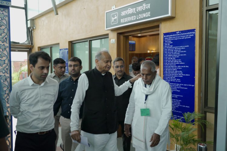 सीएम अशोक गहलोत के उदयपुर प्रवास पर राज्यमंत्री सुरेंद्र सिंह जाड़ावत ने मुलाकात कर विभिन्न मांगो के प्रस्ताव सौंपे।