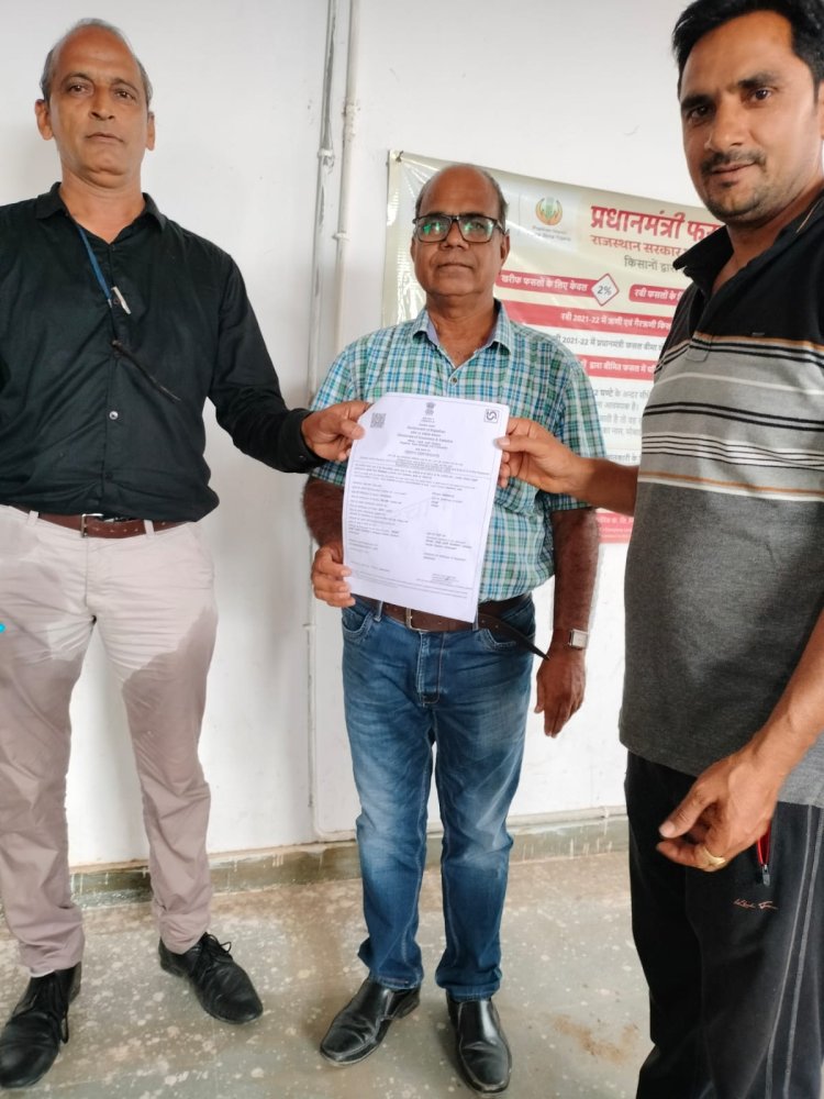ग्राम पंचायत पावली में लादू लाल ब्राह्मण के पिता लालू राम ब्राह्मण का मृत्यु प्रमाण पत्र जारी किया गया