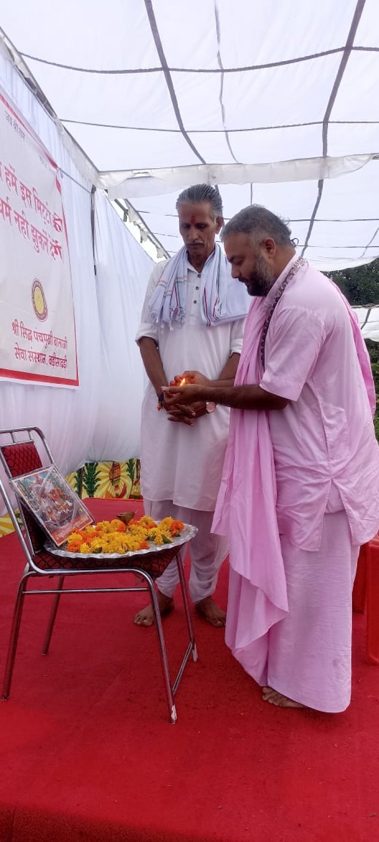 भव्य, ऐतिहासिक व,अनूठा आयोजन, जेसीबी से पुष्प वर्षा, शानदार आतिशबाजी व शंखनाद से धर्म सभा का आयोजन