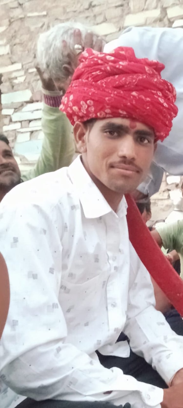 बिस्तर में बैठे सांप ने युवक को काटा बड़ी सादड़ी में युवक की मौत 2 महीने पहले हुई थी शादी