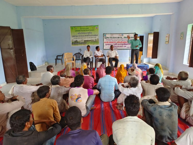 जनजाति किसानो को प्रशिक्षण एवं प्रतापधन के चूजे वितरण किये