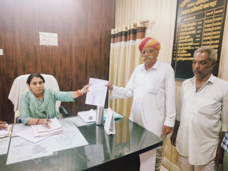 आंगनवाड़ी केंद्र के पास व ग्राम संपर्क सड़क के दोनों तरफ से कब्ज़ा हटाएं