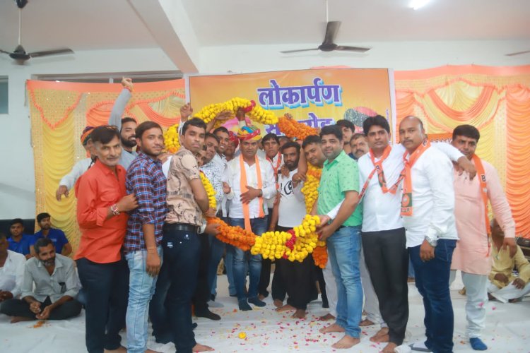 कन्नौज में विधायक आक्या ने किया दो करोड़ की राशि के कार्यो का लोकार्पण ग्रामीणों ने पुष्पवर्षा कर स्वागत किया।