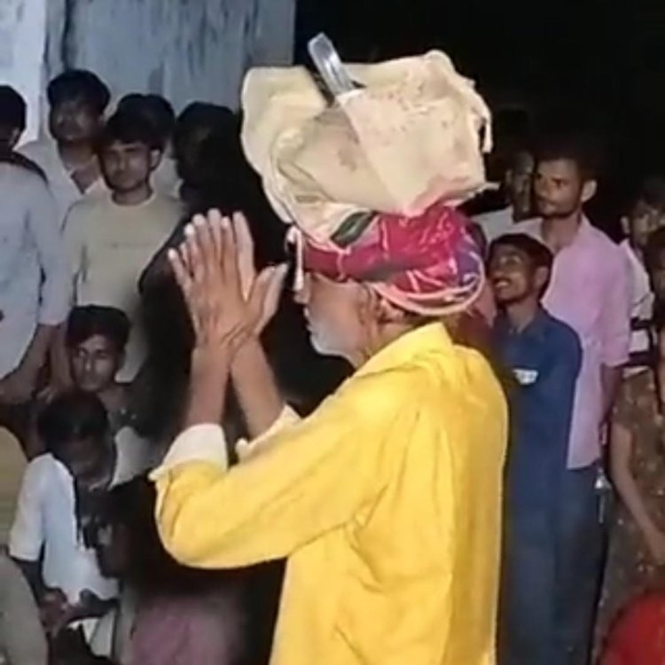 दलित बुजुर्ग कि गलती पर खुद ही बने जज, भरी भीड़ मे जूते सिर पर रखवाकर माफ़ी मंगवाई।