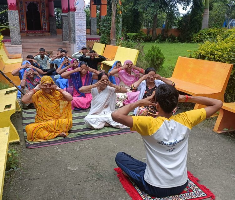 आयुष्मान भव स्वास्थ्य मेले में कराया योगाभ्यास