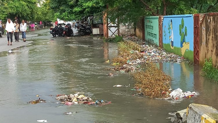 नगर परिषद कि व्यवस्थाओ कि हीर खुली     नाले उबके, सडके उधड़ी लेकिन जिम्मेदार एसी रूम मे आराम फरमा रहें।