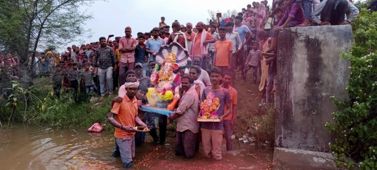 खेड़ी कला गांव में गणपति विसर्जन के दौरान निकाली शोभायात्रा में डीजे साउंड के साथ जगह जगह पर पुष्प वर्षा से स्वागत