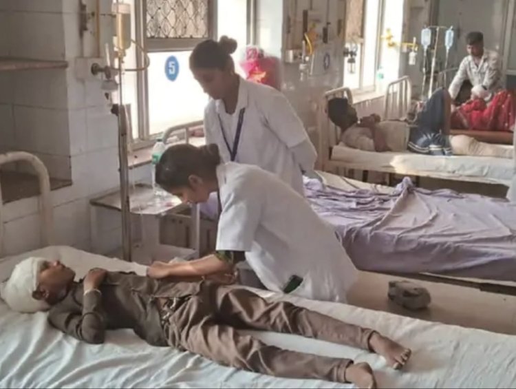 सड़क हादसे में 10 महीने के बच्चे की मौत: ऑटो में सवार परिवार के 11 लोग घायल, ईको गाड़ी ने मारी टक्कर।