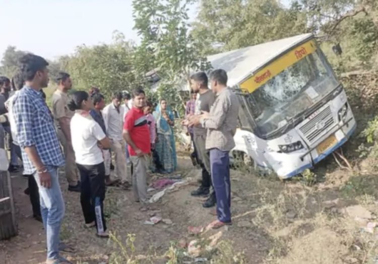 50 यात्रियों से भरी रोडवेज बस खाई में गिरकर पलटी: जोगणियां माता के दर्शन करने आए एक श्रद्धालु की मौत, पांच लोग घायल।