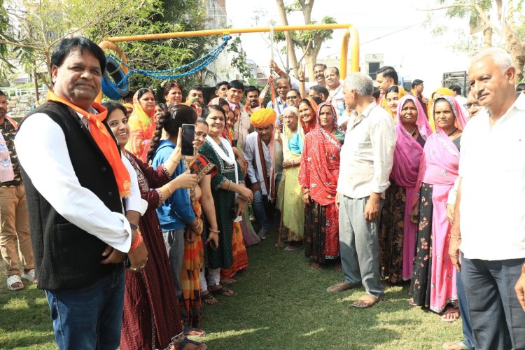 चित्तोड़गढ़-आक्या ने शहरीय क्षेत्र व चन्देरिया में किया जनसम्पर्क, लोगों से मांगा समर्थन, कुकर पर वोट कि अपील की।