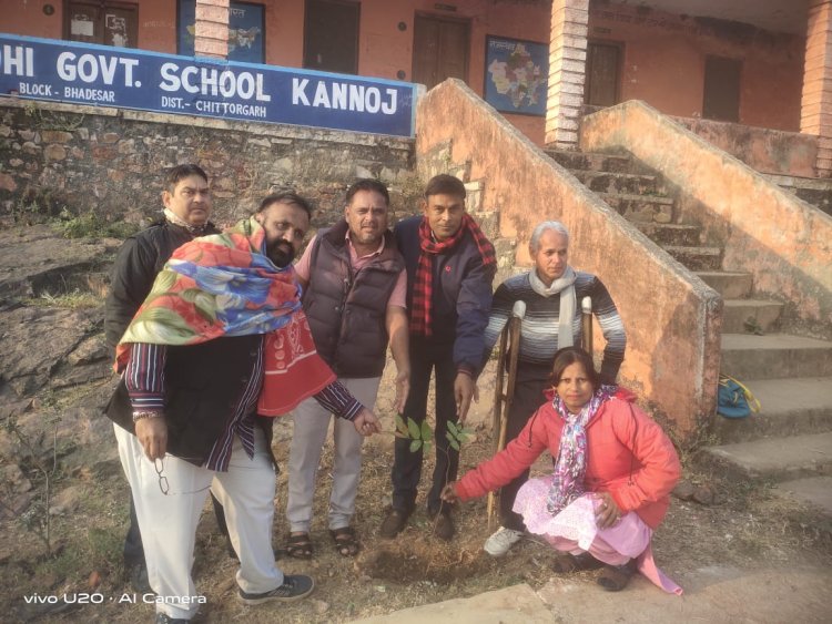 कन्नोज में मतदान पूर्व किया पौधारोपण।