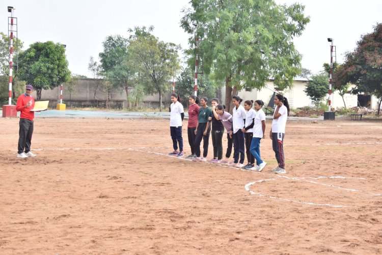 वेस्ट जोन इंटर यूनिवर्सिटी टूर्नामेंट में चयन के लिए खिलाड़ी दिखा रहे दमखम।