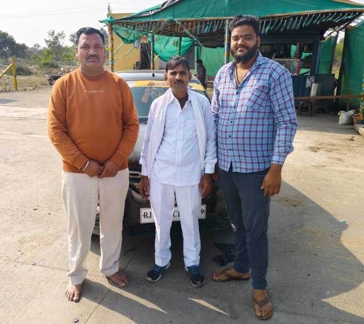 अपने नेताजी की जीत के लिए मन्नत में चप्पल छोड़ी, मन्नत पूरी होने पर सुवालका खाटू श्याम के लिए रवाना।