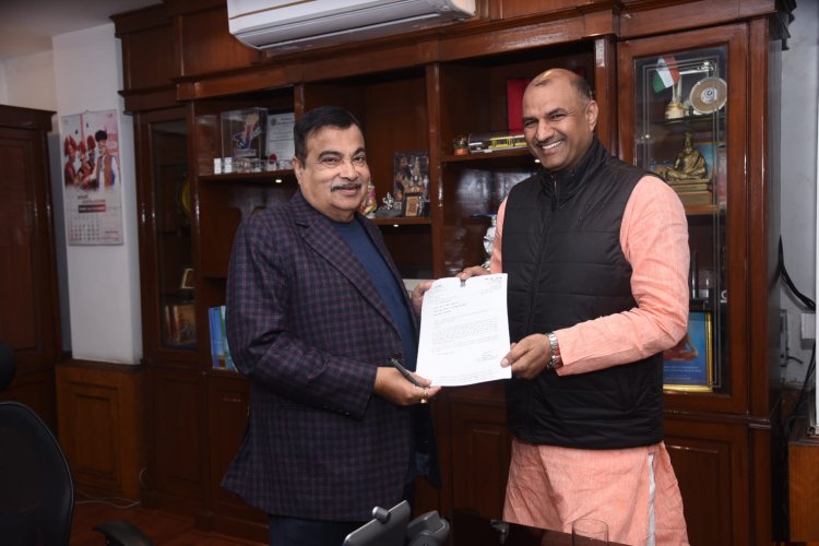 भाजपा प्रदेशाध्यक्ष जोशी ने की नितिन गडकरी से भेंट  संसदीय क्षेत्र चित्तौड़गढ़ के राजमार्गों को लेकर की चर्चा।