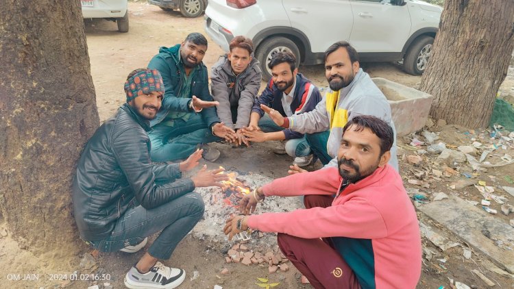 जिले भर में बढ़ रहा कड़ाके की ठंड का असर, बाजारों में भी अलाव का सहारा लेते दिखे लोग।