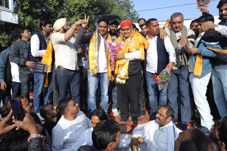 टीम आक्या ने किया मंत्री गोतम दक का स्वागत।