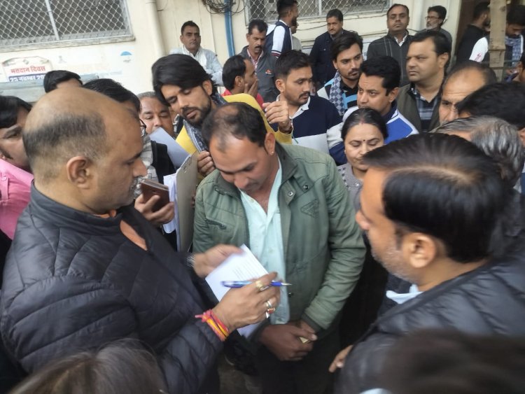 मातृकुंडिया बांध से बनाकिया बांध फीडर निर्माण एवं तुम्बडिया से सिंहपुर तक सड़क निर्माण की मांग ।