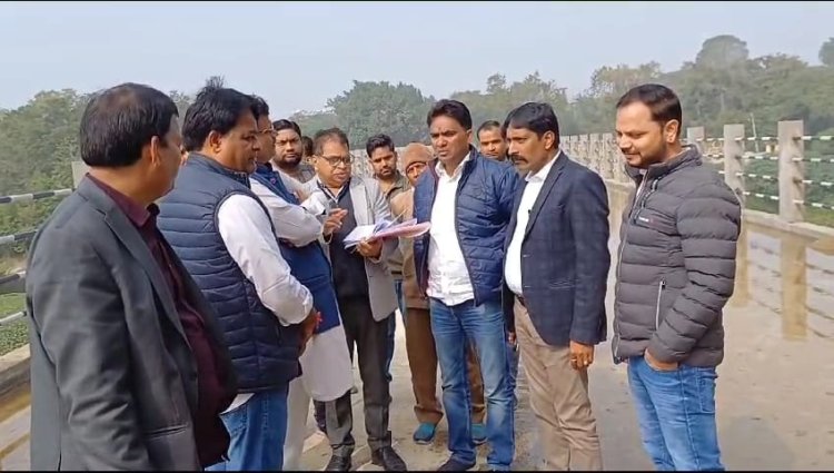 विधायक आक्या ने किया अधूरी पड़ी पुलिया का निरीक्षण, दिए आवश्यक निर्देश।