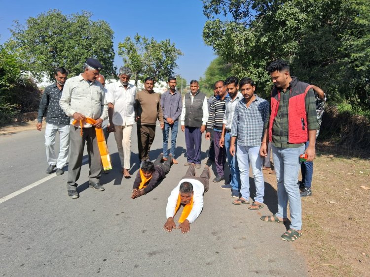 विधायक आक्या की जीत पर निकाली दण्डवत यात्रा।