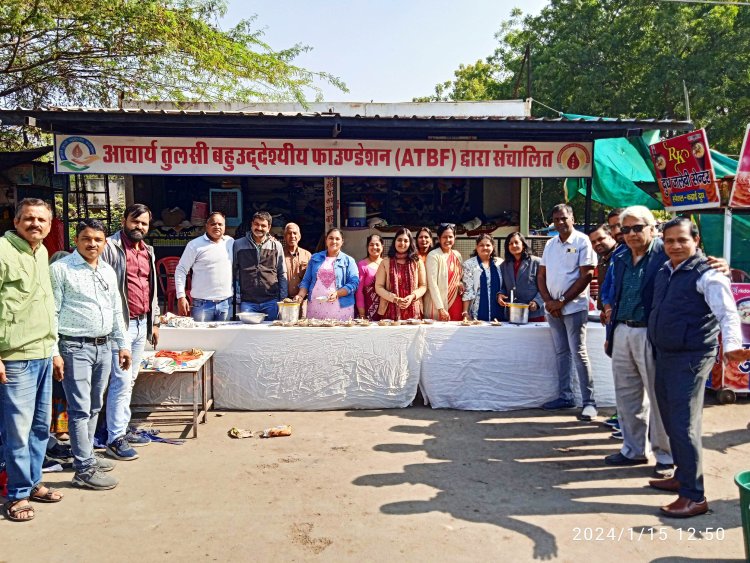 मकर संक्रांति के शुभअवसर आचार्य तुलसी बहुउद्देशीय फाउंडेशन ने 150 किलो गुड़ का खीच व वस्त्र किए वितरण। 