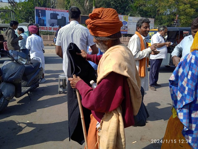 मकर संक्रांति के शुभअवसर आचार्य तुलसी बहुउद्देशीय फाउंडेशन ने 150 किलो गुड़ का खीच व वस्त्र किए वितरण। 