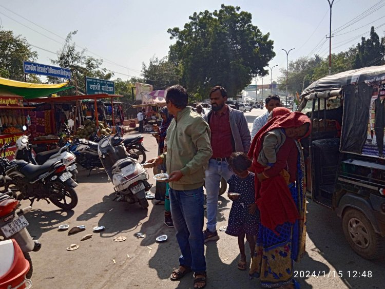 मकर संक्रांति के शुभअवसर आचार्य तुलसी बहुउद्देशीय फाउंडेशन ने 150 किलो गुड़ का खीच व वस्त्र किए वितरण। 