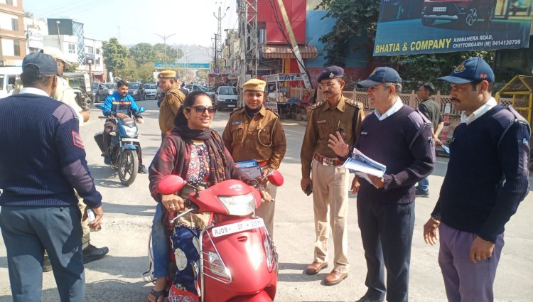 यातायात नियमों की जानकारी के लिए किया जागरूक। यातायात पुलिस का जागरूकता कार्यक्रम।