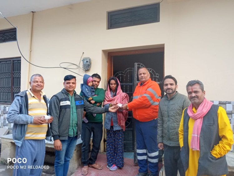 श्री राम प्राण प्रतिष्ठा महोत्सव के तहत घर-घर जाकर दीप वितरित किए