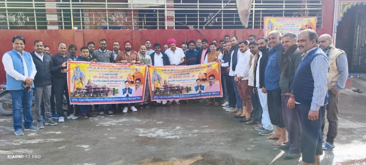 विधायक आक्या के नेतृत्व में कार्यकर्ताओ द्वारा चलाया जा रहा स्वच्छता अभियान। मधुवन क्षेत्र के मंदिरों में कि सफाई।