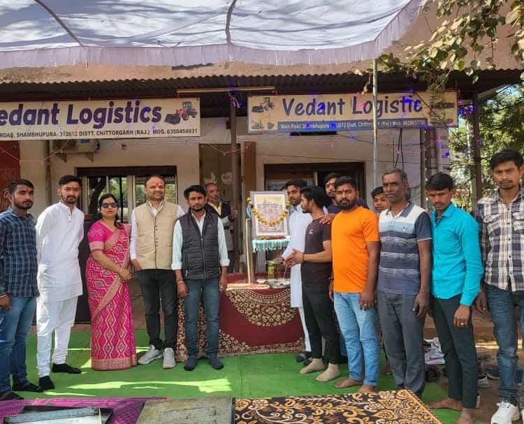 वेदांत लॉजिस्टिक्स पर 151 किलो खीर का भोग लगा मनाया उत्सव।
