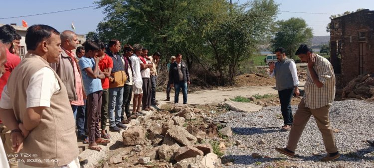 ग्राम पंचायत बिजयपुर के ग्राम जवासिया को आदर्श ग्राम बनाने में जुटे।