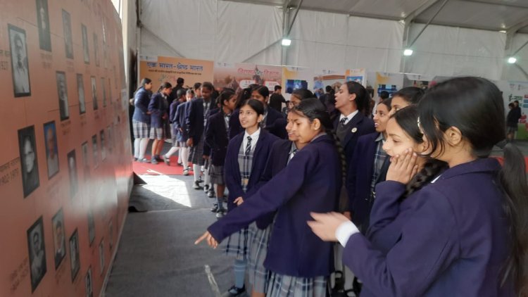 मल्टीमीडिया प्रदर्शनी युवाओ एवं महिलाओ के लिए बन रही है आर्कषण का केन्द्र 
