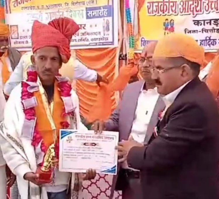 वीरधरा न्यूज़ के आकोला संवाददाता शेख सिराजुद्दीन को गणतन्त्र दिवस समारोह में किया सम्मानित।