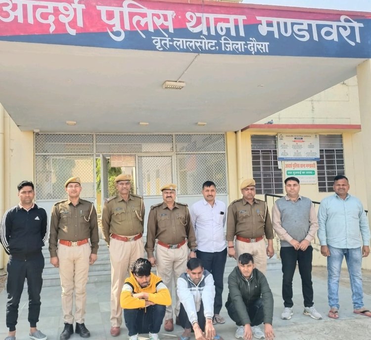 फर्जी बैंक खाते खुलवा साइबर ठगों के रुपये निकालने वाले गिरोह का खुलासा : तीन अभियुक्त गिरफ्तार*54 सिम कार्ड, 30 बैंक पास बुक, तीन चेक बुक, 14 एटीएम कार्ड, 13 मोबाइल, चार चार्जर, एक कार व बाइक जब्त