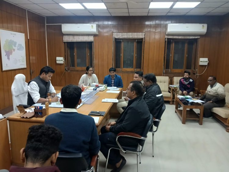 लोकसभा चुनाव की तैयारियां प्रारंभ जिला निर्वाचन अधिकारी ने ली अधिकारियों की बैठक