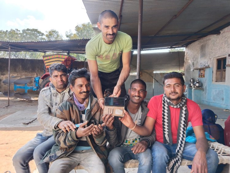 मोबाइल लौटाकर दिया ईमानदारी का परिचय।