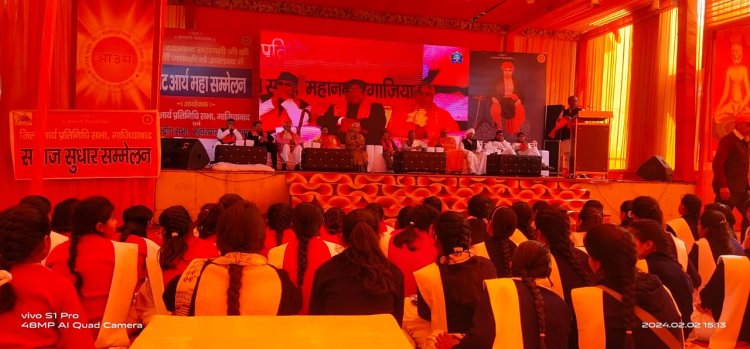 महर्षि दयानन्द की 200वीं जयंती पर महायज्ञ कर निकाली विशाल शोभा यात्रा