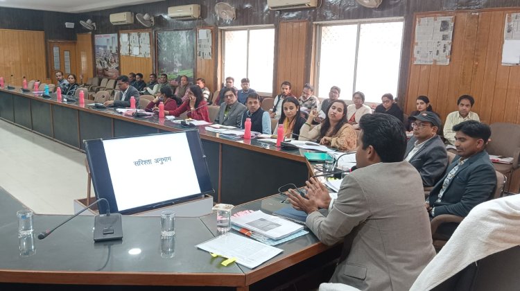 राजस्व अधिकारियों की समीक्षा बैठक आयोजित कार्यालय में जनसुनवाई का समय निर्धारित कर परिवादों का जल्द निस्तारण करें - जिला कलक्टर