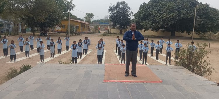 मिशन फिट इंडिया के तहत बामनिया के छात्रों ने योग एवं सूर्य नमस्कार का अभ्यास किया।