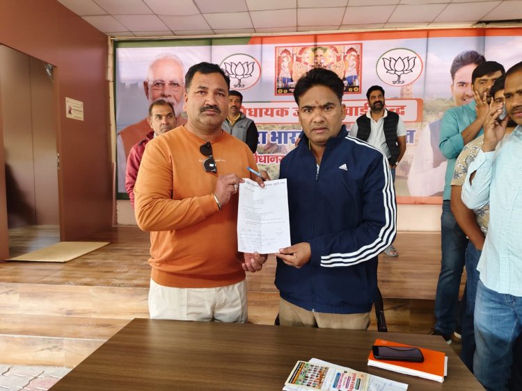 चंदेरिया वार्ड नं. 1 की विभिन्न समस्याओ को लेकर महामंत्री सुवालका ने विधायक आक्या को सौंपा ज्ञापन।