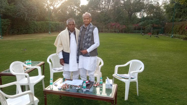 पूर्व मुख्यमंत्री गहलोत से जयपुर में पूर्व राज्यमंत्री जाड़ावत ने मुलाकात कर स्वास्थ्य लाभ का समाचार लिया।